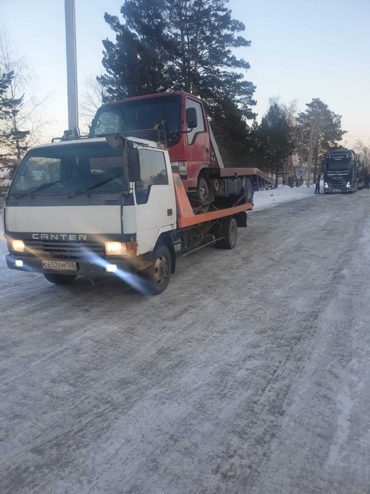 Фото погрузки авто на платформу эвакуатора